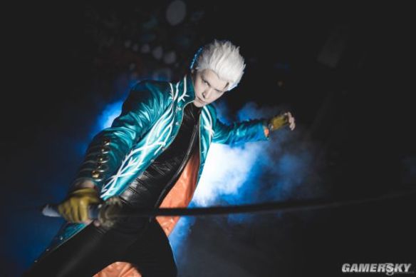 新闻 单机 >正文 这位coser还原了原版游戏中维吉尔冷峻的表情和